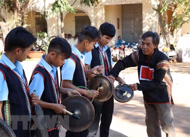 Nghệ nhân Ksor Siơh, dân tộc Jrai, sinh năm 1958, làng Kly, thị trấn Nhơn Hòa, huyện Chư Pưh (Gia Lai) dạy đánh cồng chiêng cho học sinh trong vùng. (Ảnh: Hồng Điệp/TTXVN)