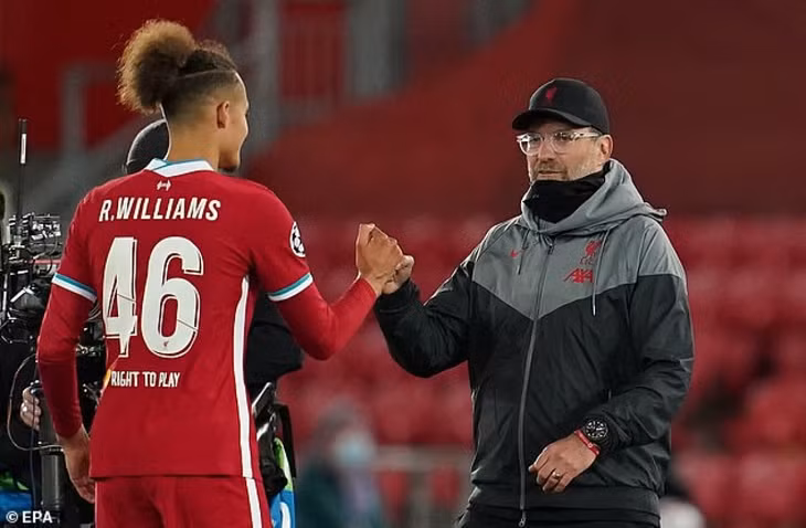 "Cơn bão chấn thương" kéo dài với Liverpool khi cầu thủ trẻ Rhys Williams bị đau hông. (Ảnh: EPA).