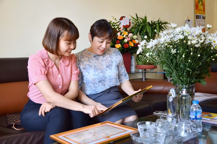 Các cô trong nhóm tác giả của Trường Tiểu học Yên Giang chia sẻ với nhau niềm vui khi đạt giải cao tại cuộc thi 