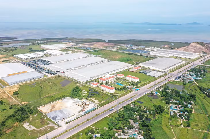 Hải Hà chủ động định vị phát triển công nghiệp, kinh doanh hạ tầng Khu công nghiệp là mục tiêu quan trọng hàng đầu. Ảnh: Một góc KCN cảng biển Hải Hà