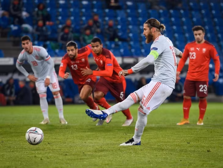 Sergio Ramos 2 lần đá hỏng phạt đền khiến Tây Ban Nha chỉ có trận hòa 1-1 trên sân Thụy Sĩ. (Ảnh: Getty).
