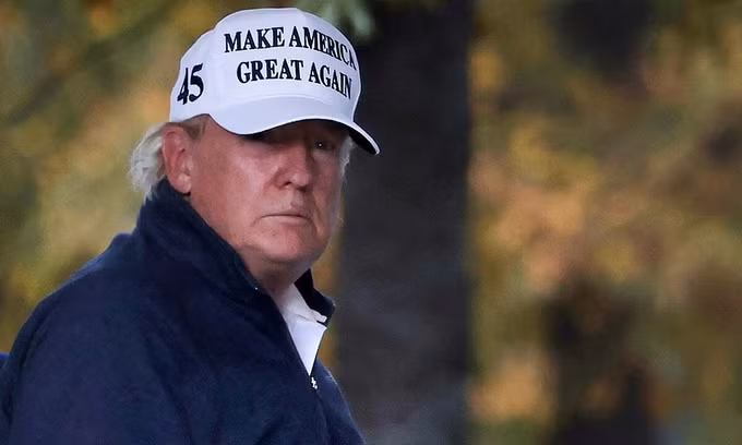 Trump trở lại Nhà Trắng hôm 7/11 sau buổi đánh golf, khi truyền thông công bố Biden thắng cử. Ảnh: Reuters.
