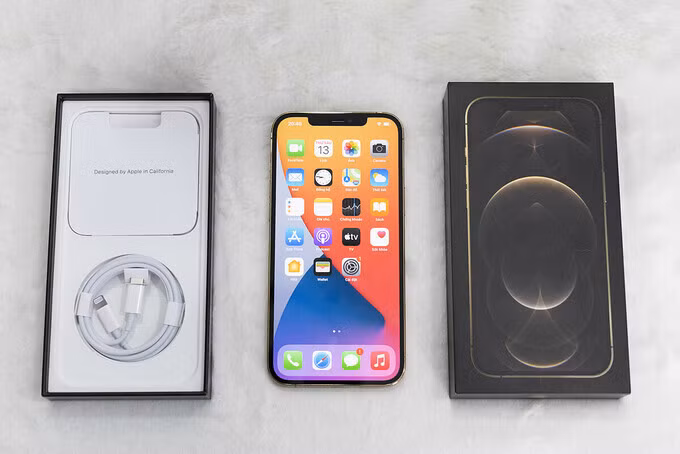 iPhone 12 Pro Max màu Gold là một trong những mẫu được đặt nhiều nhất. Ảnh: Huy Đức