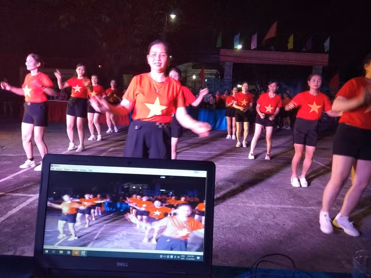 CLB dân vũ còn ghi hình các buổi tập để rút kinh ngiệm và hướng dẫn hội viên