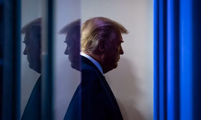 Tổng thống Donald Trump rời đi sau bài phát biểu về giá thuốc ở Nhà Trắng hôm 20/11. Ảnh: Washington Post.