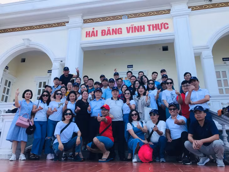 Đoàn thăm quan chụp ảnh lưu niệm tại trạm Hải đăng trên đảo Vĩnh Thực.