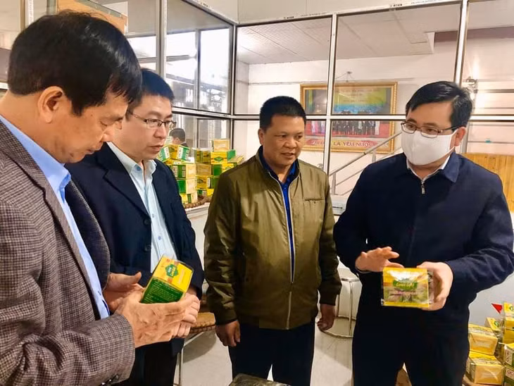 Lãnh đạo Sở KH&CN làm việc với doanh nghiệp Công ty CP Kinh doanh lâm sản Đạp Thanh (Ba Chẽ) về ứng dụng KHCN trong sản xuất, kinh doanh.