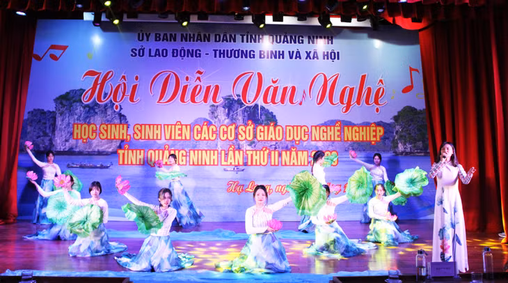 Tiết mục dự thi của Trung tâm Cẩm Phả.