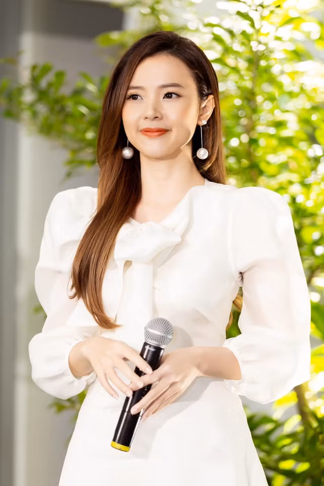 Midu vừa chia sẻ hình ảnh này và giãi bày cảm giác bị làm phiền khi bị gán ghép vào những câu chuyện tình cảm.
