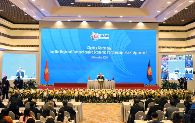 Thủ tướng Nguyễn Xuân Phúc, Chủ tịch ASEAN 2020 và Bộ trưởng Bộ Công Thương Trần Tuấn Anh và các nước tham dự lễ ký. Ảnh: TTXVN.