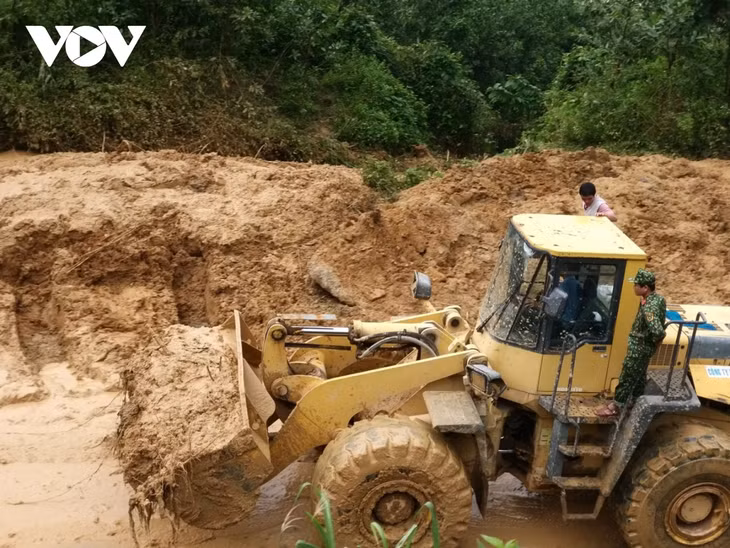 Lực lượng chức năng tìm kiếm người mất tích ở huyện Phước Sơn trên lòng hồ thuỷ điện Đăk Mi 4.