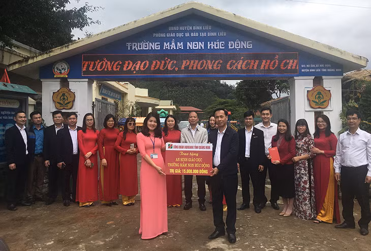 Lãnh đạo Công đoàn Agribank Quảng Ninh trao tặng hiện vật cho Trường Mầm non Húc Động, xã Húc Động, huyện Bình Liêu. 