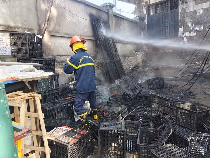 Phía ngoài căn nhà là các chất dễ gây cháy