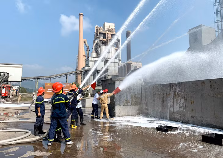 Các lực lượng phối hợp triển khai chữa cháy.