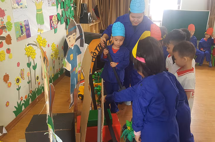 Tiết học tìm hieur khai thác than của cô trò trường MN Edukids.