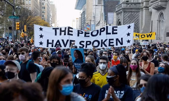 Người ủng hộ tuần hành ăn mừng chiến thắng của Joe Biden ở thành phố Philadelphia, Pennsylvania, tuần trước. Ảnh: Reuters.
