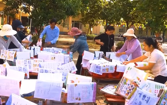 Thầy cô giáo phơi khô sách vở.