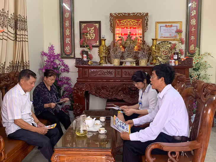 Ông Nguyễn Xuân Bốn (ngoài cùng bên phải) đang tuyên truyền nhắc nhở người dân chấp hành các quy định pháp luật. 