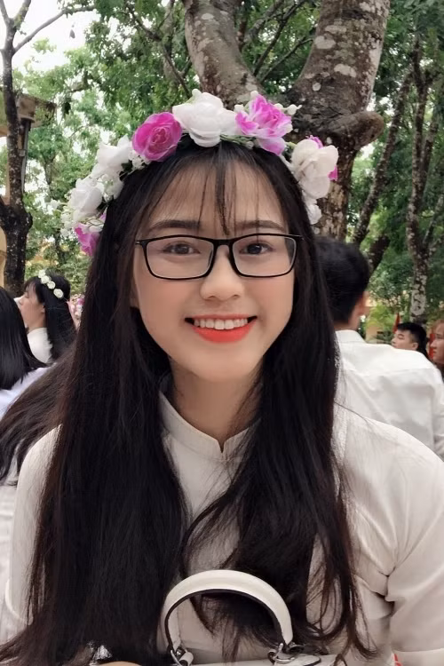 Cô chiếm thiện cảm người đối diện với nụ cười rạng rỡ, mái tóc dài để xõa tự nhiên.