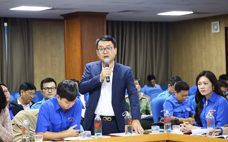 Các đại biểu thanh niên góp ý kiến vào dự thảo văn kiện trình Đại hội XIII của Đảng.