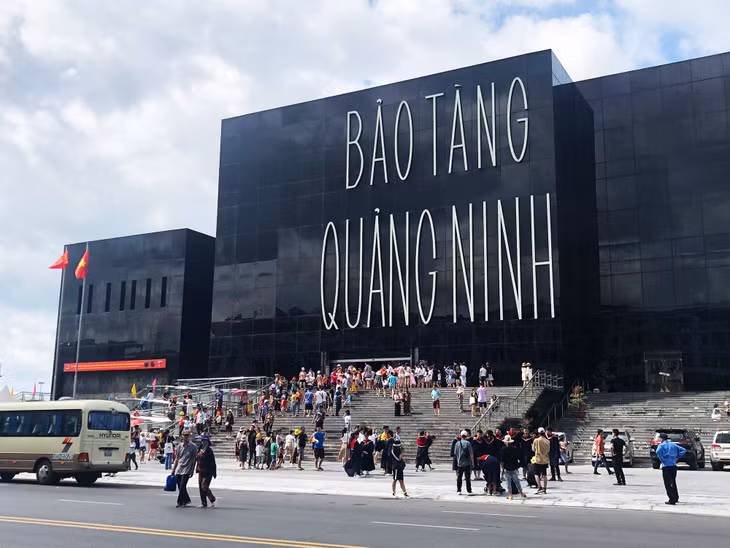 Khách du lịch tham quan Bảo tàng Quảng Ninh.