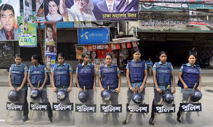 Các nữ cảnh sát Bangladesh. Ảnh: DAWN
