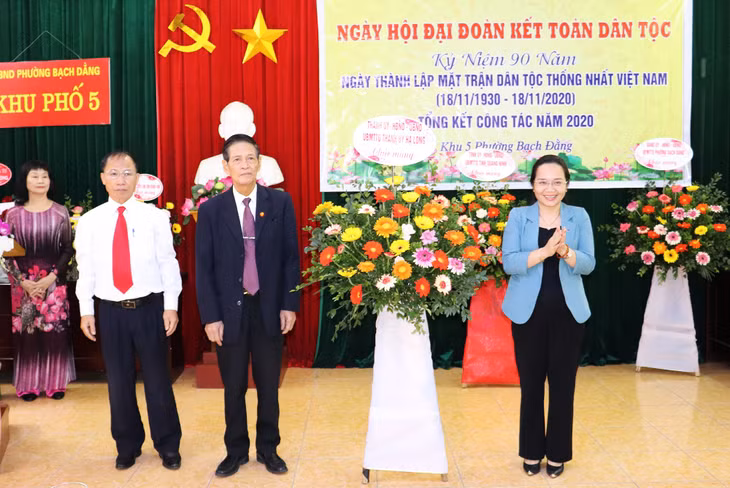 Lãnh đạo TP Hạ Long tặng hoa chúc mừng Ngày hội Đại đoàn kết năm 2020 tại khu phố 5, phường Bạch Đằng, TP Hạ Long. 