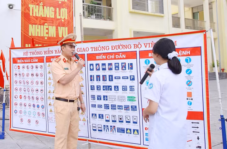 học sinh Trường THCS Chu Văn An tích cực tham gia buổi tuyên truyền về Luật Giao thông đường bộ.