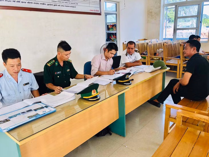 Tổ kiểm soát tàu cá tại cảng Cái Rồng (huyện Vân Đồn) thực hiện thủ tục kiểm tra, kiểm soát tàu cá.