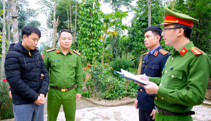 Nghi can Thành nghe đọc lệnh bắt. Ảnh: Hùng Lê