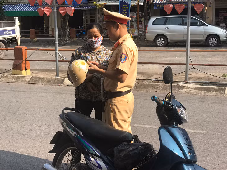 Công an huyện Tiên Yên tuyên truyền nhắc nhở người dân chấp hành đội MBH khi tham gia giao thông. 