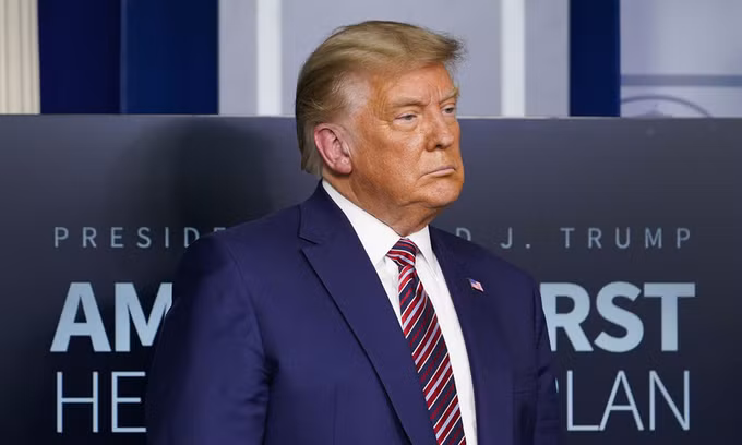 Tổng thống Donald Trump nghe họp báo ở Nhà Trắng hôm 20/11. Ảnh: AP.