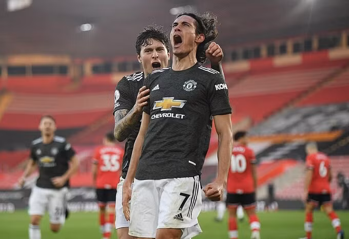 Cavani in dấu giày trong cả 3 bàn thắng của Man Utd. Ảnh: Reuters.