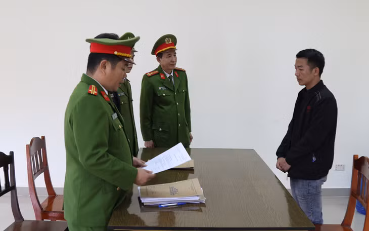 Công an Quảng Bình tống đạt các quyết định khởi tố đối với Ngô Xuân Sĩ