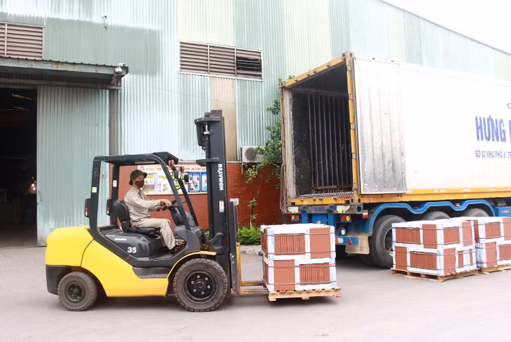 Hoạt động sản xuất, kinh doanh tại Công ty CP Gốm Đất Việt, tại TX Đông Triều.