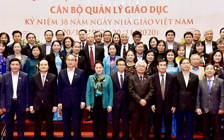 Chủ tịch QH Nguyễn Thị Kim Ngân với các đại biểu tại buổi gặp mặt. Ảnh: VŨ NAM