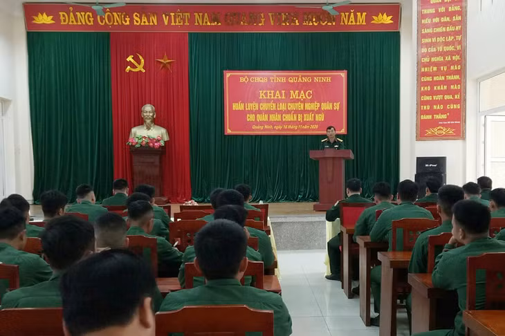 Quang cảnh khai mạc huấn luyện.