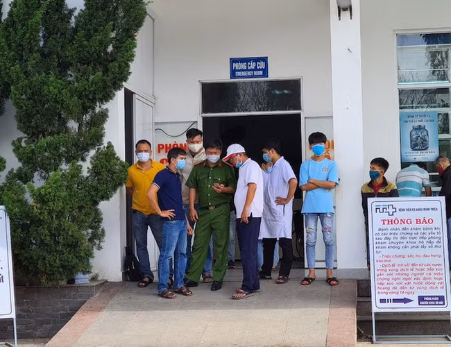 Bị nhắc nhở, tài xế xe dù đâm bảo vệ Bệnh viện Đa khoa Minh Thiện bị thương. Ảnh: PLO