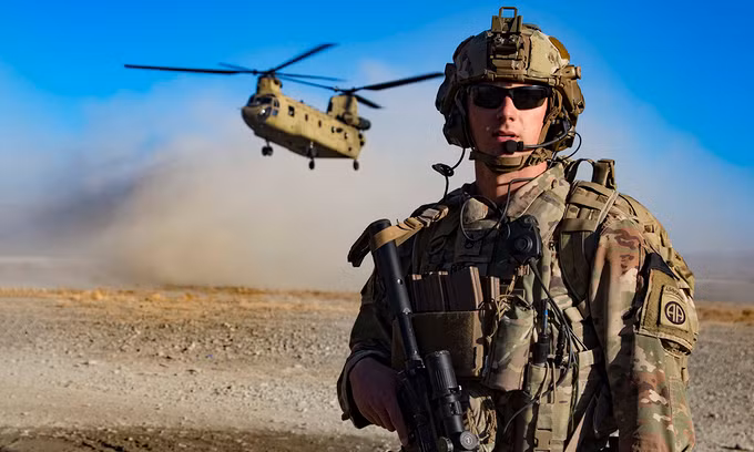 Binh sĩ Mỹ bảo vệ khu vực hạ cánh của trực thăng sau chiến dịch tại khu vực đông nam Afghanistan, tháng 12/2019. Ảnh: US Army.