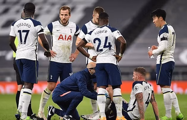  Tottenham mất trụ cột nơi hàng thủ.