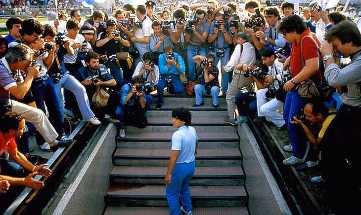 Từ thời còn thi đấu đến khi kết thúc sự nghiệp, cái tên Maradona vẫn có sức hút thương mại rất lớn.