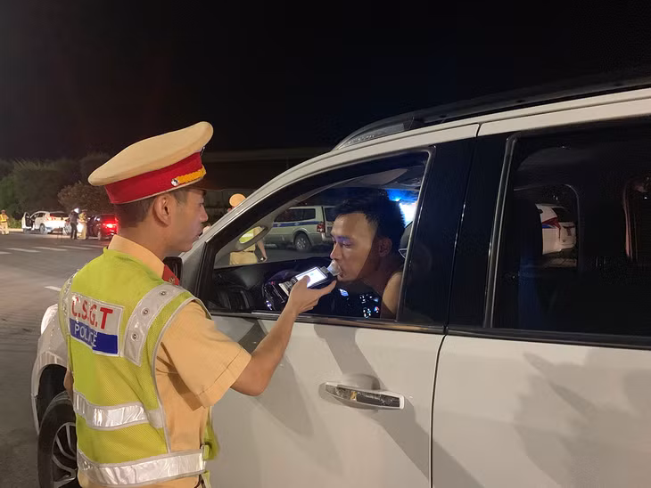 Cán bộ Đội CSGT số 2, Phòng CSGT đường bộ đường sắt kiểm tra nồng độ cồn người điều khiển xe ô tô trên QL18A. 