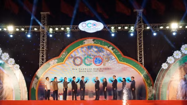 Các đại biểu nhấn nút khai mạc hội chợ.