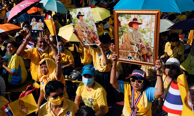 Đám đông ủng hộ hoàng gia tập trung tại Bangkok, Thái Lan, hôm nay. Ảnh: Reuters.