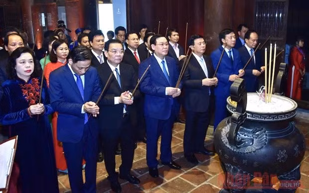 Bí thư Thành ủy Hà Nội Vương Đình Huệ cùng các đồng chí lãnh đạo Trung ương, thành phố Hà Nội cùng các đại biểu dâng hương tưởng niệm danh nhân Chu Văn An tại Văn Miếu-Quốc Tử Giám. (Nguồn: nhandan.com.vn)
