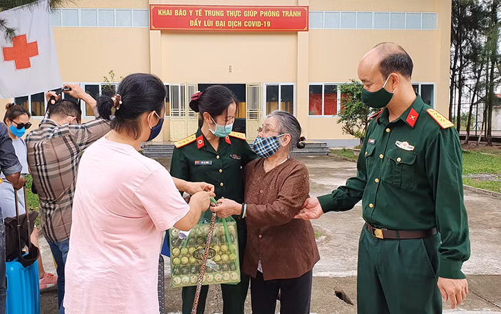 Niềm vui các công dân hoàn thành cách ly trở về với gia đình. 