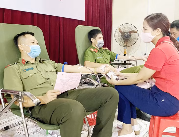 Cán bộ chiến sĩ Công an huyện Vân Đồn tham gia Ngày hội HMTN huyện Vân Đồn, tháng 8/2020.