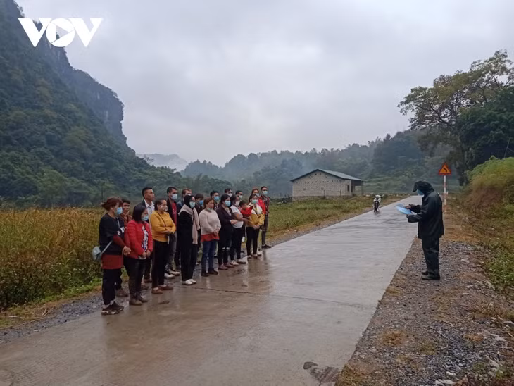 Lực lượng chức năng tiến hành lấy lời khai. (Nguồn: Biên phòng Cao Bằng)