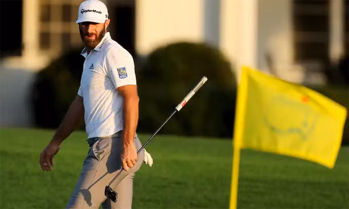 Nhờ 65 gậy ở vòng ba, Dustin Johnson vươn lên dẫn đầu cuộc đua vô địch ở Masters 2020. Ảnh: AP.