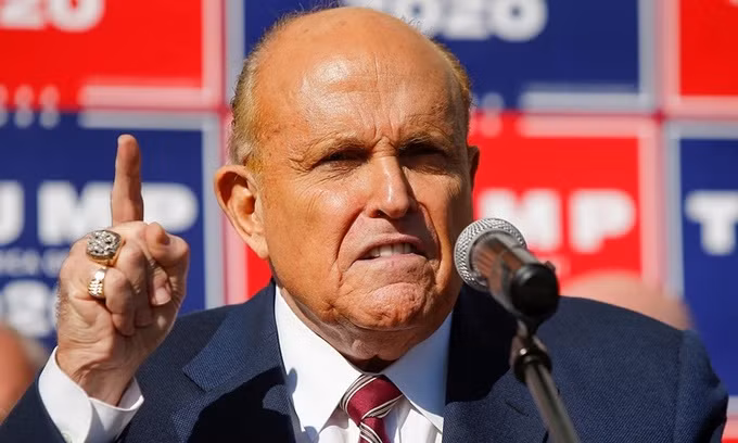 Rudy Giuliani, luật sư của Trump, trong một cuộc họp báo ở Philadelphia, bang Pennsylvania, ngày 7/11. Ảnh: Reuters.